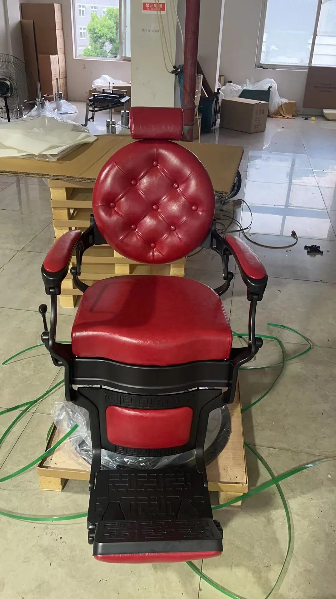  the TF Men’s Retro Oil Head Barber Chair. 
